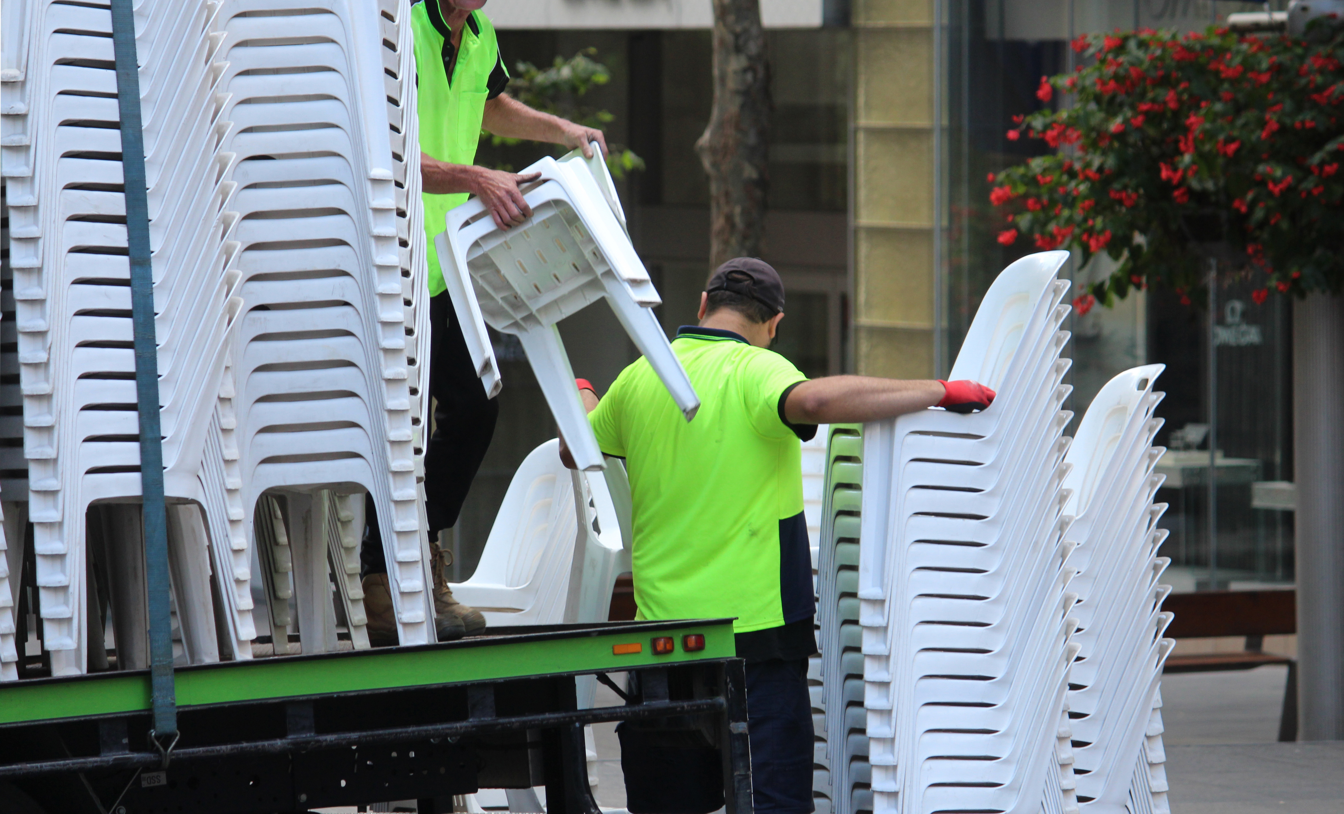  Furniture Rental Employee – Cleaning & Preparation